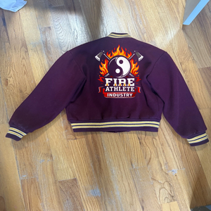 Chaqueta Bomber Varsity de Béisbol, Chaqueta Personalizada OEM con Bordado, Chaqueta Varsity Letterman Vintage 1999, Mangas de Cuero y Lana Roja - Product Image 6