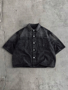 Camisa de mezclilla negra para hombre, lavada y desgastada, con doble bolsillo, manga corta, corte holgado, hombros caídos, estilo urbano, con botones al frente - Product Image 3