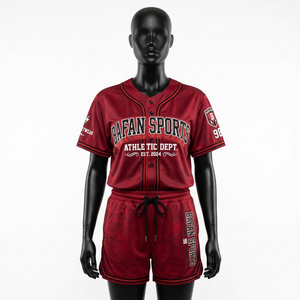 ชุดเสื้อยืดแขนกุดและกางเกงขาสั้นผ้าโพลีเอสเตอร์เนื้อนุ่ม สีแดงไล่เฉด พร้อมโลโก้สั่งทำพิเศษสำหรับผู้หญิง - Product Image 1