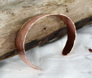 Brazalete de cobre martillado, sin plomo ni níquel, texturizado, forjado a mano. - Product Image 3