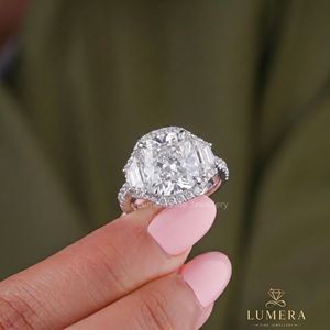 Bague de fiançailles à trois pierres taille coussin, certifiée IGI, avec diamants latéraux trapézoïdaux, diamant de laboratoire, bande en or blanc - Product Image 1