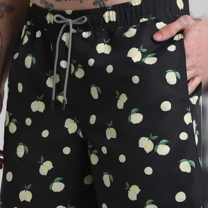 Short de bain pour homme noir à imprimé pomme, séchage rapide, avec cordon de serrage, taille mi-haute et poches latérales - Product Image 4