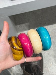 Brazalete de Resina de Diseño con Acabado Artesanal Premium para Mujeres y Niñas - Product Image 5