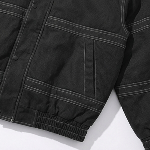 Chaqueta Negra Acolchada con Capucha y Forro, con Costuras en Contraste y Cierre de Botones a Presión |   Ropa Urbana Resistente OEM / Marca Privada - Product Image 5