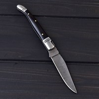 Couteau pliant OEM artisanal en acier Damas à pointe tombante, manche en corne noire, verrouillage arrière, pour activités de plein air, EDC, chasse, haute qualité, garantie 3 ans