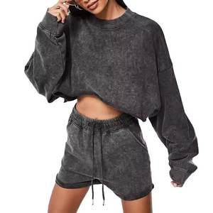 Conjunto de sudadera y pantalones cortos oversize en gris oscuro con efecto acid wash para mujer, estilo streetwear, conjunto deportivo vintage de dos piezas. - Product Image 1