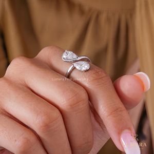 Anillo de Aniversario de Lujo con Corte de Pera Toi Et Moi, Anillo Bypass con Doble Pera de Diamante Cultivado en Laboratorio, Anillo de Promesa Escultural con Tallo Abierto - Product Image 5