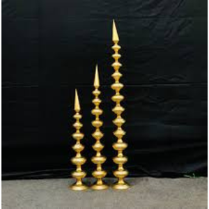 Un juego de tres soportes para velas de té con forma de tazón urli de metal dorado. - Product Image 4