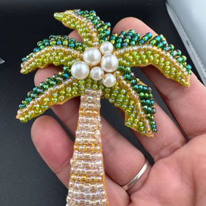 Broche Colibri Sur Mesure Brodée à la Main avec Paillettes Irisées et Cristaux Azur, Épingle de Revers Oiseau pour Collectionneur de Vêtements de Boutique - Product Image 1