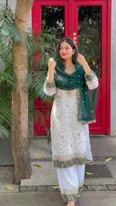 Ensemble Anarkali blanc brodé de créateur indien pakistanais avec dupatta, tenue ethnique traditionnelle indienne pour femmes et jeunes filles, idéal pour les fêtes et mariages. - Product Image 2
