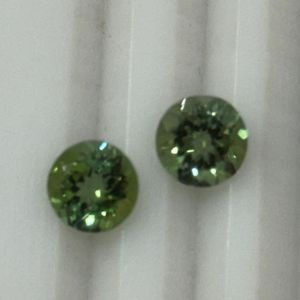Excelente Par de Turmalinas Verdes Menta Naturales, Corte Redondo, 3.50 Quilates, Claridad Loupe, Grado AAAA, Joyería Fina de Madagascar, Gema de Calidad - Product Image 3