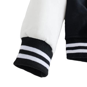 Ensemble de survêtement sport décontracté 2 pièces pour femme, couleur unie, manches courtes, séchage rapide, noir et blanc, boutonné sur le devant, en coton tricoté, coupe ample - Product Image 4