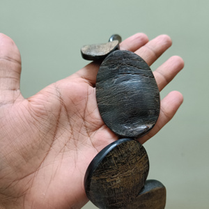 Collier de perles en corne de buffle naturelle pour femmes, bijoux en corne organique faits à la main, tour de cou de style tribal ethnique - Product Image 4