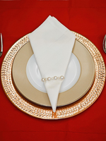 Assiette de service en cuivre artisanale avec texture martelée, décoration de table rustique et luxueuse, set de table