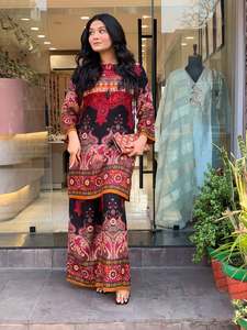 Conjunto de Kurta Floral con Estampado Digital Rojo para Mujer, Ropa Casual Étnica Estilo India Pakistán, Corte Regular, Secado Rápido, Algodón - Product Image 1