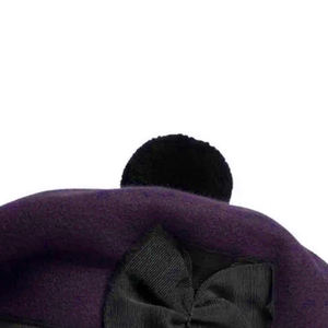 Chapeau Balmoral traditionnel écossais 2026 en laine violet prune avec nœud en velours noir et pompon noir uni - Product Image 5
