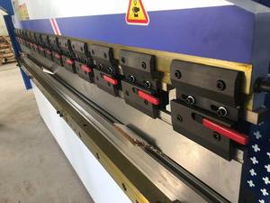 Presse plieuse hydraulique CNC pour tôles d'aluminium et d'acier - Product Image 2