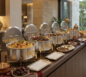 Cazuela redonda para servir comida caliente, estilo buffet, en plata con aspecto martillado y detalles dorados, para fiestas de boda en el Medio Oriente. - Product Image 4