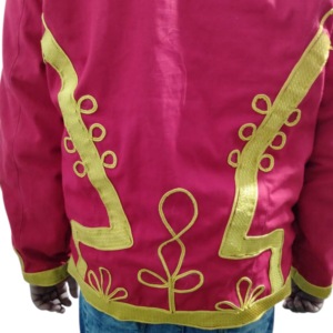 Este es un uniforme estilo husar napoleónico rojo con trenzado dorado. - Product Image 5