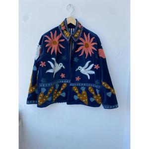 Chaqueta Boho Premium de Terciopelo Azul Bordada con Aves en Vuelo, Flores Silvestres y Motivos Botánicos, Chaqueta de Manga Larga para Mujer - Product Image 2