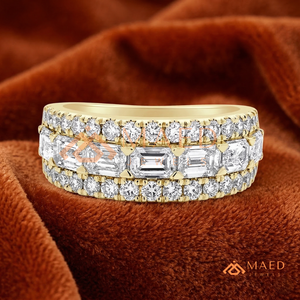 Anillo de compromiso y aniversario de moissanita con tres filas de diamantes de moissanita talla esmeralda y redondos, de lujo, dorado y brillante, para ella. - Product Image 1