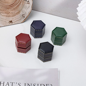 Caja de Embalaje Hexagonal Pequeña con Tapa Abatible y Diseño Impreso para Anillos de Diamantes de Alta Gama, Bodas y Propuestas, Disponible en Fábrica - Product Image 4