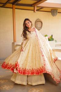 Robe Anarkali brodée crème, style indien pakistanais, à manches longues, coupe trapèze, avec châle, pour fêtes et mariages - Product Image 3