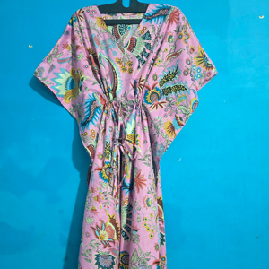 Vestido Kaftán con Estampado Floral Rosa para Mujer, Talla Única, Estilo Bohemio para la Playa o Fiestas de Verano, Cuello en V, Manga Media, 48 Pulgadas de Largo - Product Image 1