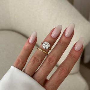 Anillo de Compromiso con Diamante de Laboratorio Redondo Brillante de 4 Quilates, Corte E VVS2, Banda Lisa a Juego, Oro de 14k, Certificado IGI - Product Image 1