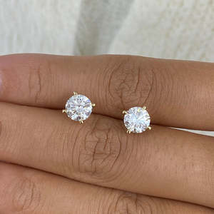 Boucles d'oreilles clous classiques en diamant de laboratoire taille brillant rond, certifiées IGI, 2 carats, 4 griffes, en or 10K 14K 18K, pour femme - Product Image 5