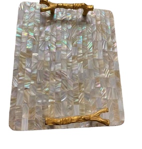 Bandeja de servicio de nácar artesanal con asa de metal para café, té, aperitivos, accesorio elegante para hoteles y restaurantes - Product Image 1