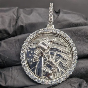 Pendentif Statue de la Liberté Moissanite Argent 925 Alliage de Zinc Sertissage clos en cristal et strass Thème Hiphop Bijoux de mode unisexe - Product Image 1