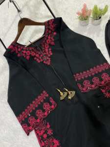 Conjunto de Top Negro con Bordado de Lentejuelas y Pantalones Plazzo con Bordado de Lentejuelas, Completamente Cosido y Listo para Usar - Product Image 5