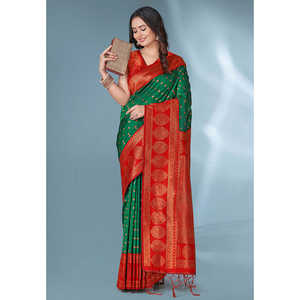 ผ้าไหมปาธานีลายจุดสีเขียวและแดงแบบอีลิท วีฟส์ พร้อมเสื้อปักลายซารีแบบยังไม่เย็บติดกับผ้า  พร้อมเสื้อผู้หญิงแบบตัดกันลายปักดิ้นทอง - Product Image 1