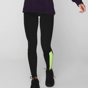 Leggings de yoga para mujer de poliéster y elastano negros con detalles de neón, paneles en la pantorrilla, elásticos, resistentes al sudor, para correr y entrenar. - Product Image 4
