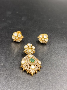 Juego de Pendientes de Plata Chapados en Oro con Colgante de Flor y Circonita Verde en Forma de Pera, Estilo Clásico para Boda, Marca Amaira Jewels - Product Image 2