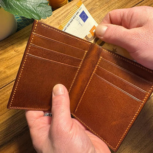 กระเป๋าสตางค์หนังแท้คุณภาพสูงสำหรับผู้ชาย ป้องกัน RFID แบบพับสองตอน จำหน่ายส่ง รับผลิตตามแบบ OEM งานแฮนด์เมด คุณภาพพรีเมียม มีจำหน่าย - Product Image 2