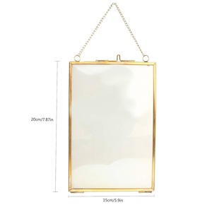Cadre photo suspendu de style vintage en verre avec bordure en métal doré, support d'affichage mural pour mariage et usage domestique - Product Image 1