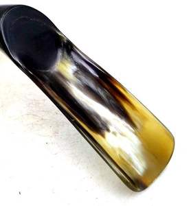 Zapato Artesanal de Cuerno de Búfalo: Diseño Elegante y Duradero, un Accesorio de Vestir Sofisticado - Product Image 5