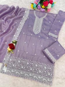 Salwar Kameez semi-couturié Gold Crush avec broderies riches - Style moderne pour fêtes, mariages et Diwali - Product Image 4