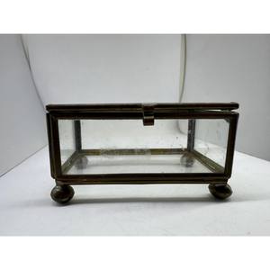 La structure métallique raffinée confère à cette boîte à bijoux un aspect esthétique luxueux et moderne. - Product Image 3