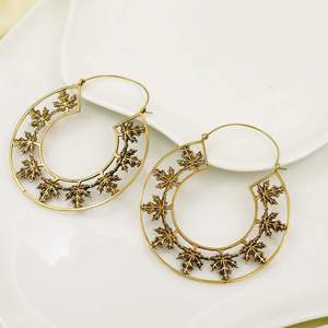 Boucles d'oreilles créoles en laiton plaqué or Sunil Jain, motif végétal, style bohème, bijoux de mode pour femmes du Rajasthan - Product Image 1