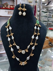 Ensemble de colliers de perles irrégulières à double rangée |   Bijoux indiens perlés dorés |   Coiffure Rani traditionnelle à plusieurs couches |   Collier de créateur - Product Image 3