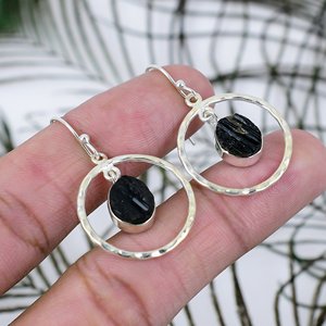 Pendientes de Aro Ovalados de Plata de Ley 925 con Turmalina Negra Natural en Bruto para Mujeres y Niñas, Joyería Bohemia Hecha a Mano - Product Image 1