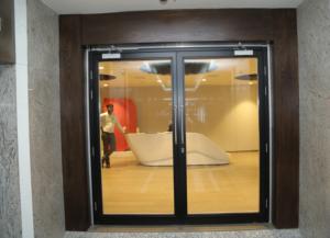 Puerta de Entrada Glaseada Resistente al Fuego de Calidad Premium con Núcleo Sólido para Oficinas, Hoteles y Hospitales Disponible para la Venta - Product Image 3