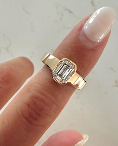 Anillo de diamante cultivado en laboratorio con corte esmeralda de 3 quilates, anillo de banda ancha con engaste de bisel en oro de 14K, certificado por IGI. - Product Image 3