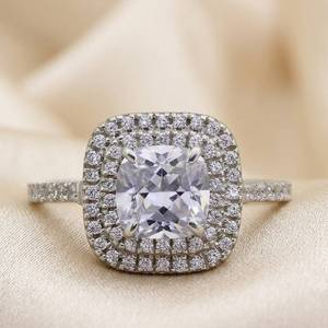 Anillo de compromiso de plata S925 con diamante de moissanita, doble halo y diseño de tallo dividido para mujer. - Product Image 6