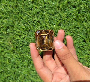 Moissanita de 112.15 CT, Corte Esmeralda, Color Amarillo Champán, Claridad SI, con Piedra Decorativa de Forma Elegante Hecha a Mano Incluida - Product Image 2