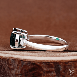 Bague de fiançailles en or blanc avec émeraude verte impériale et trois pierres, 2,10 carats, émeraude cultivée en laboratoire - Product Image 3