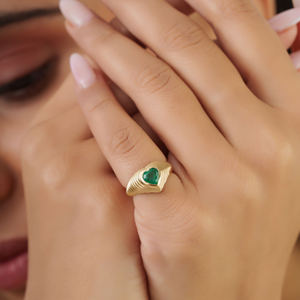 Anillo de Oro Amarillo K14 de Alta Gama, Diseño Elegante y Moderno, con Esmeralda y Forma de Croissant, Joyería Personalizada - Product Image 4
